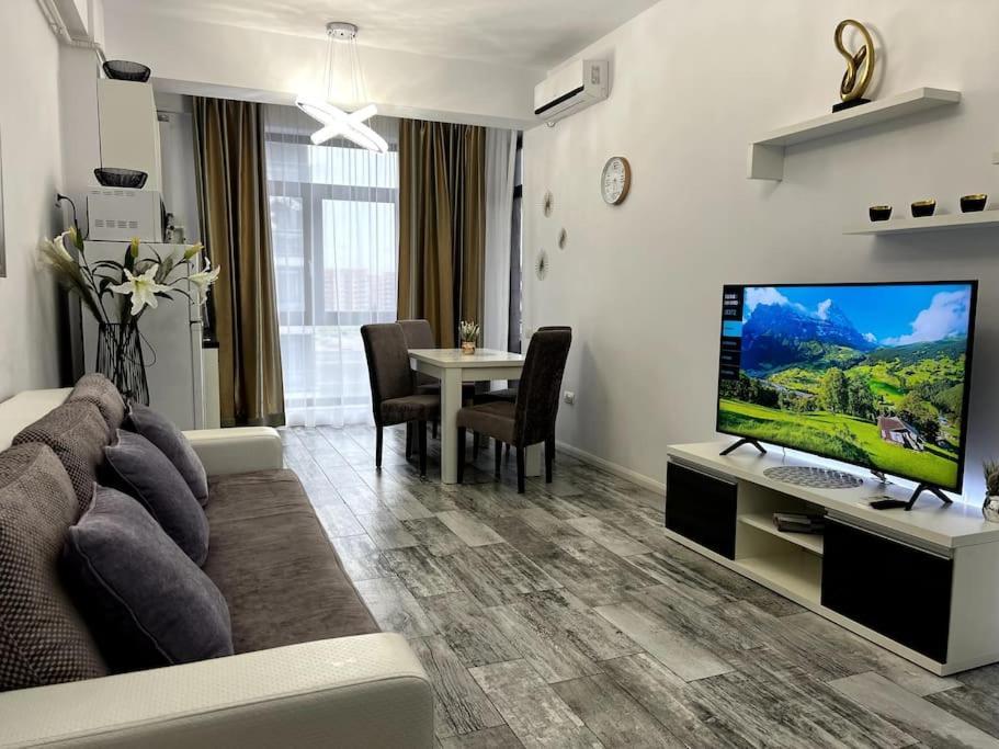 Romeo'S Beachfront Apartment By Loft, Hotel Opera And White Tower Мамая Екстериор снимка